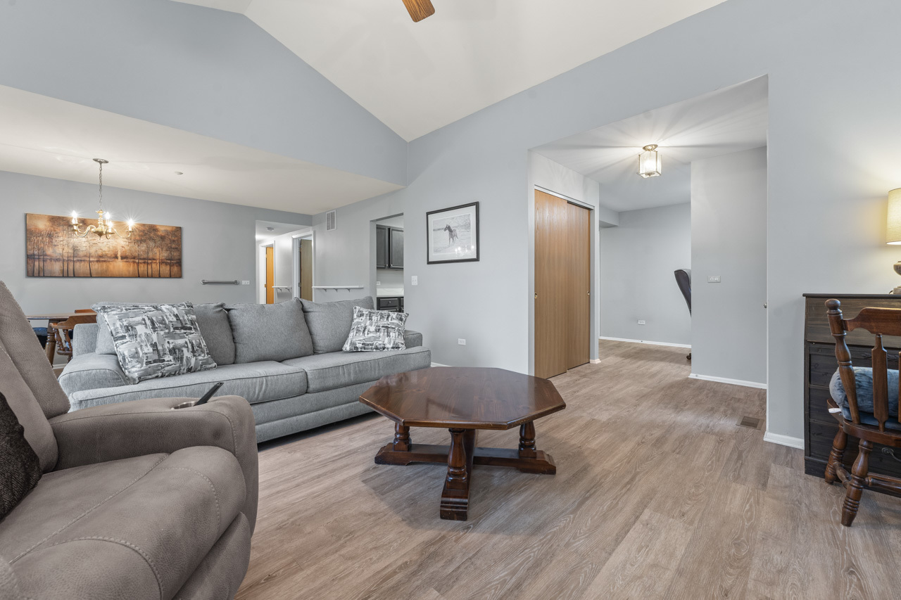 460 Mayflower Lane #1, Bartlett, IL 60103