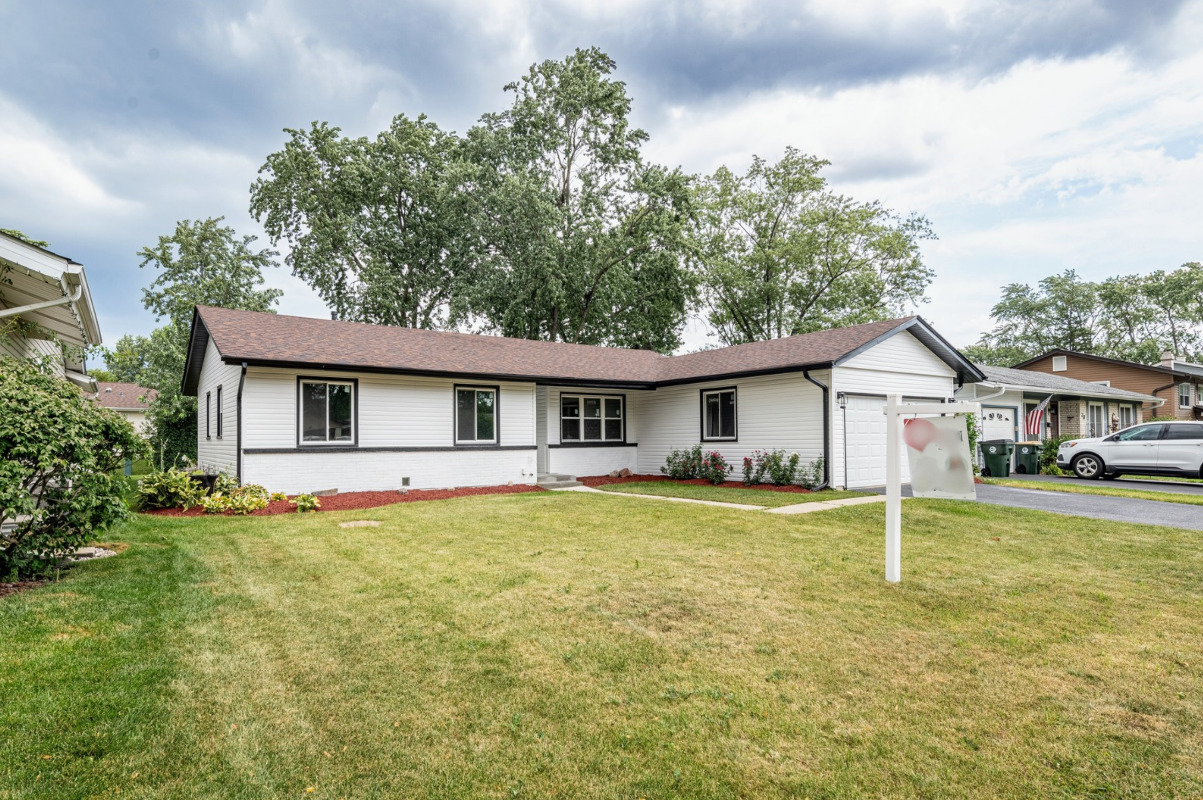 72 Braemar Drive, Elk Grove Village, IL 60007