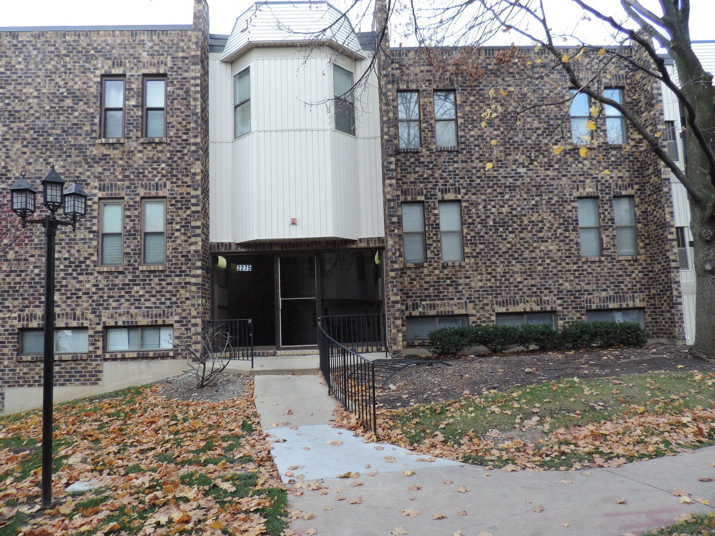 2275 Country Club Drive #25, Woodridge, IL 60517