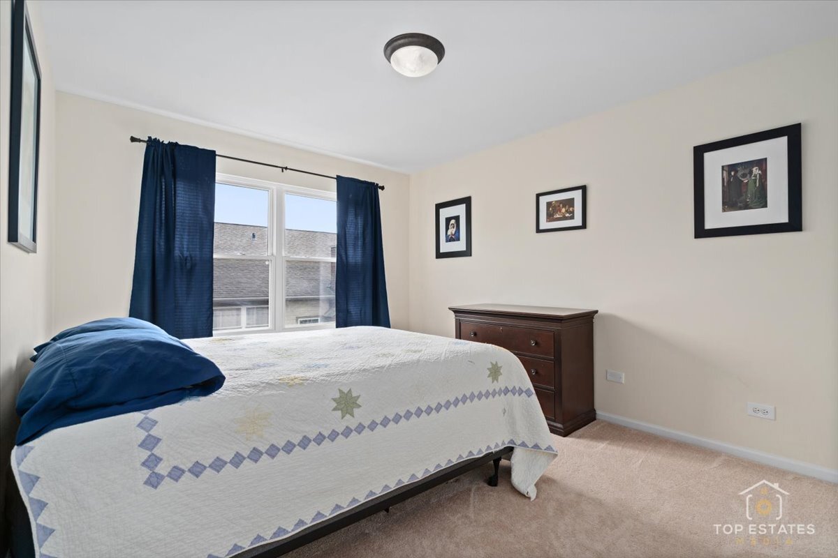 1651 PAULINE Circle #1651, Mundelein, IL 60060