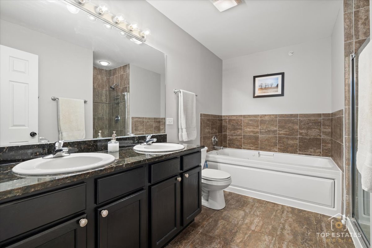 1651 PAULINE Circle #1651, Mundelein, IL 60060