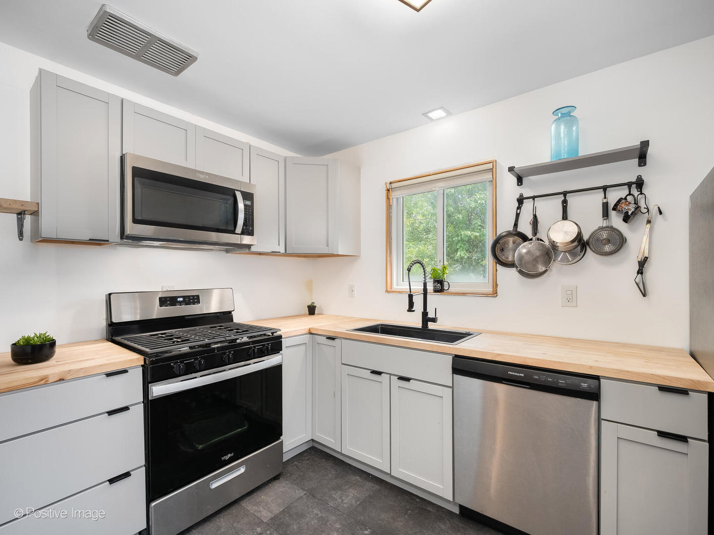 18646 Palmer Circle, Homewood, IL 60430