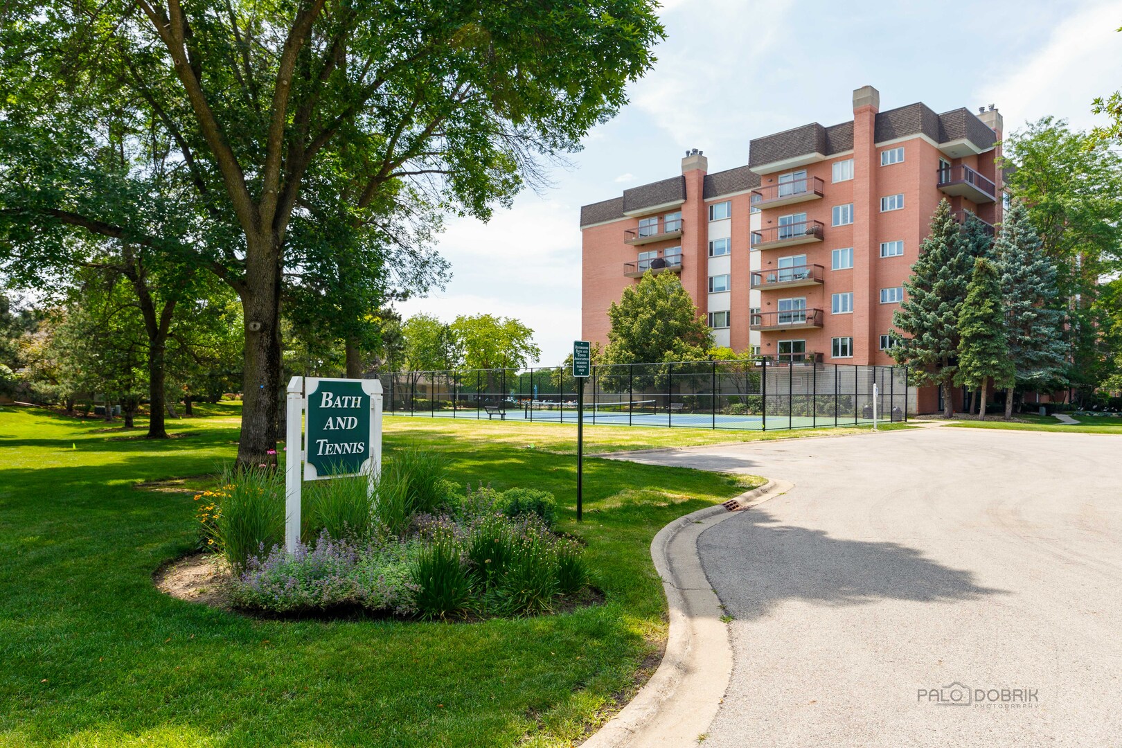 209 Rivershire Lane #402, Lincolnshire, IL 60069