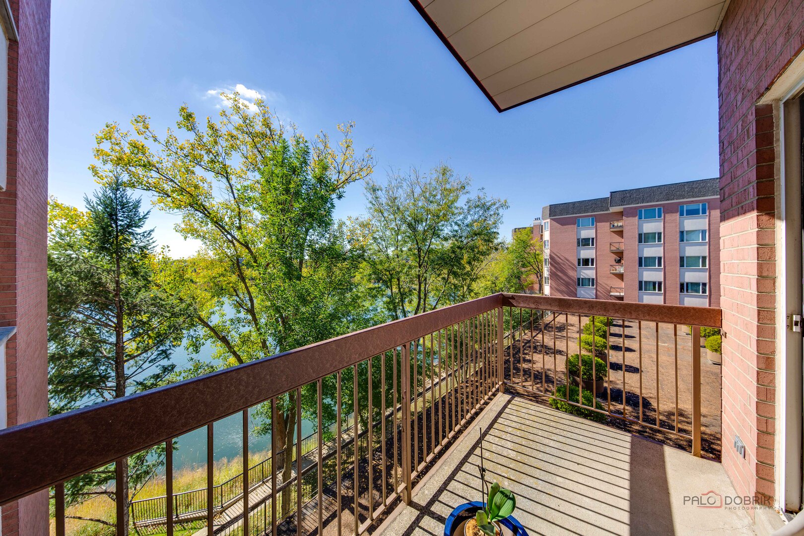 209 Rivershire Lane #402, Lincolnshire, IL 60069