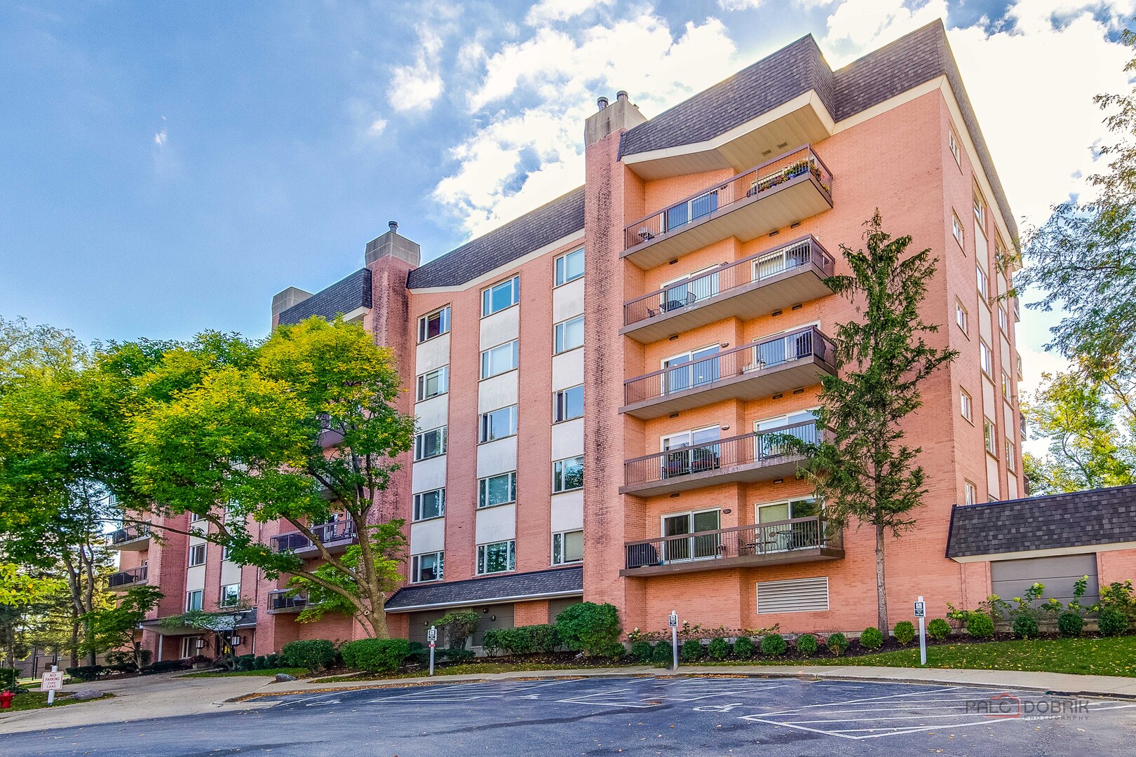 209 Rivershire Lane #402, Lincolnshire, IL 60069