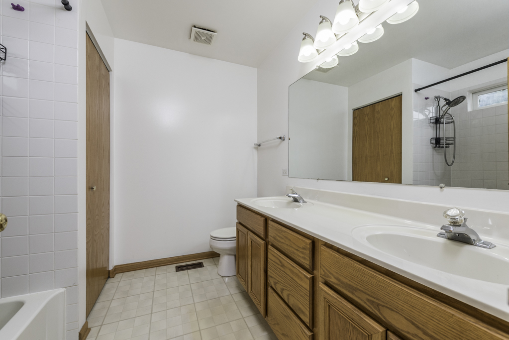 686 Chippewa Circle, Round Lake Heights, IL 60073