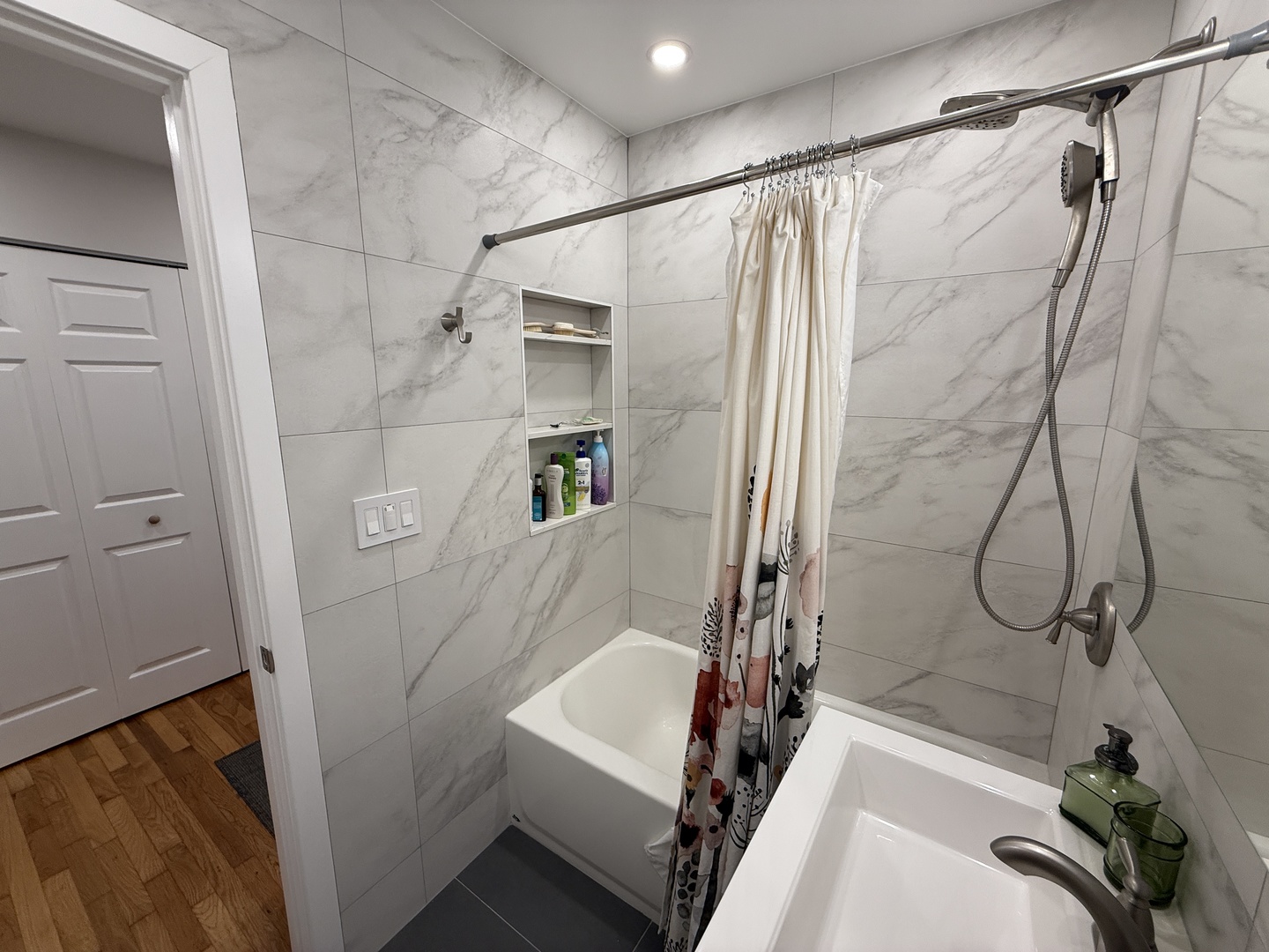 8896 David Place #1H, Des Plaines, IL 60016