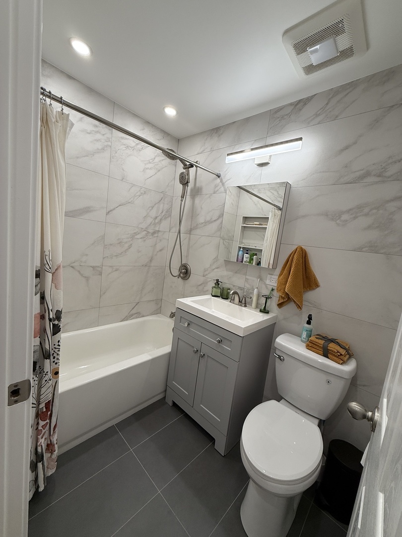 8896 David Place #1H, Des Plaines, IL 60016