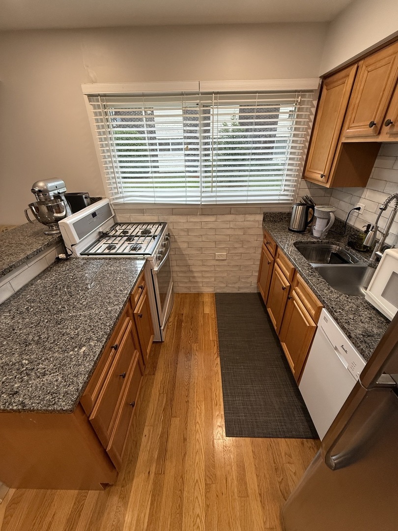 8896 David Place #1H, Des Plaines, IL 60016