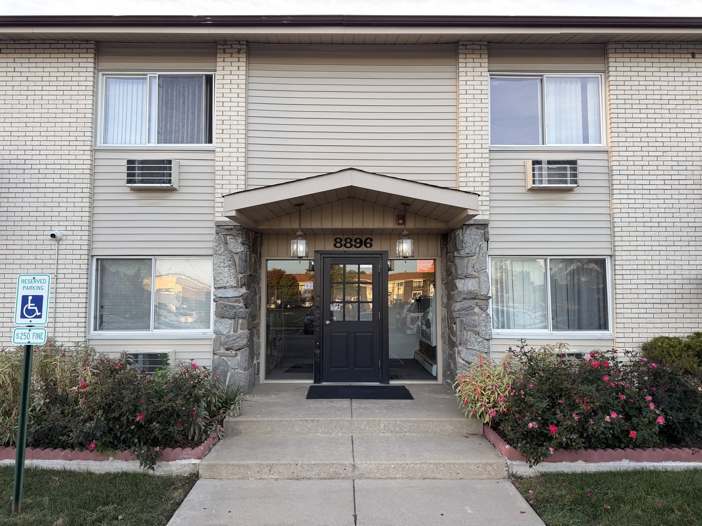 8896 David Place #1H, Des Plaines, IL 60016