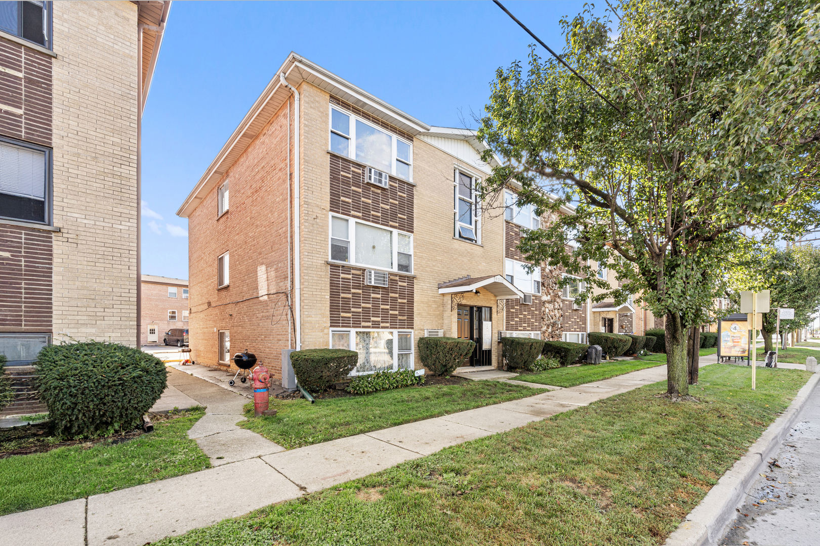 9231-9235 W Irving Park Road, Schiller Park, IL 60176
