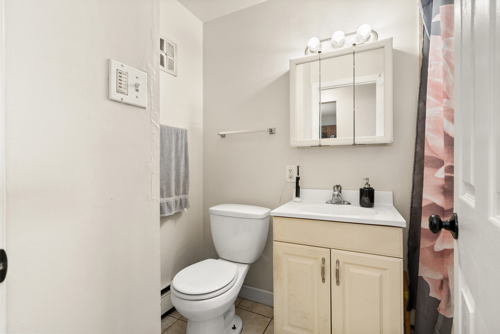 9231-9235 W Irving Park Road, Schiller Park, IL 60176