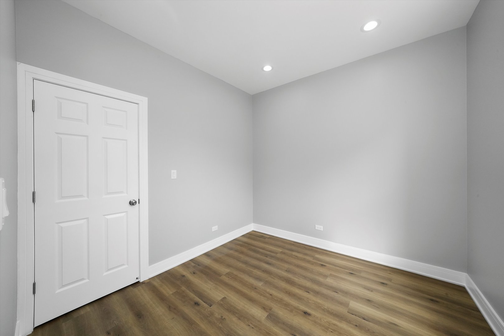 7748 S Marquette Avenue, Chicago, IL 60649