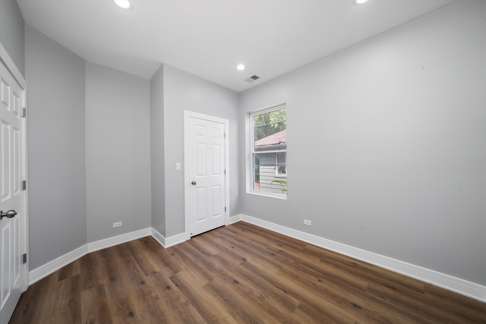 7748 S Marquette Avenue, Chicago, IL 60649