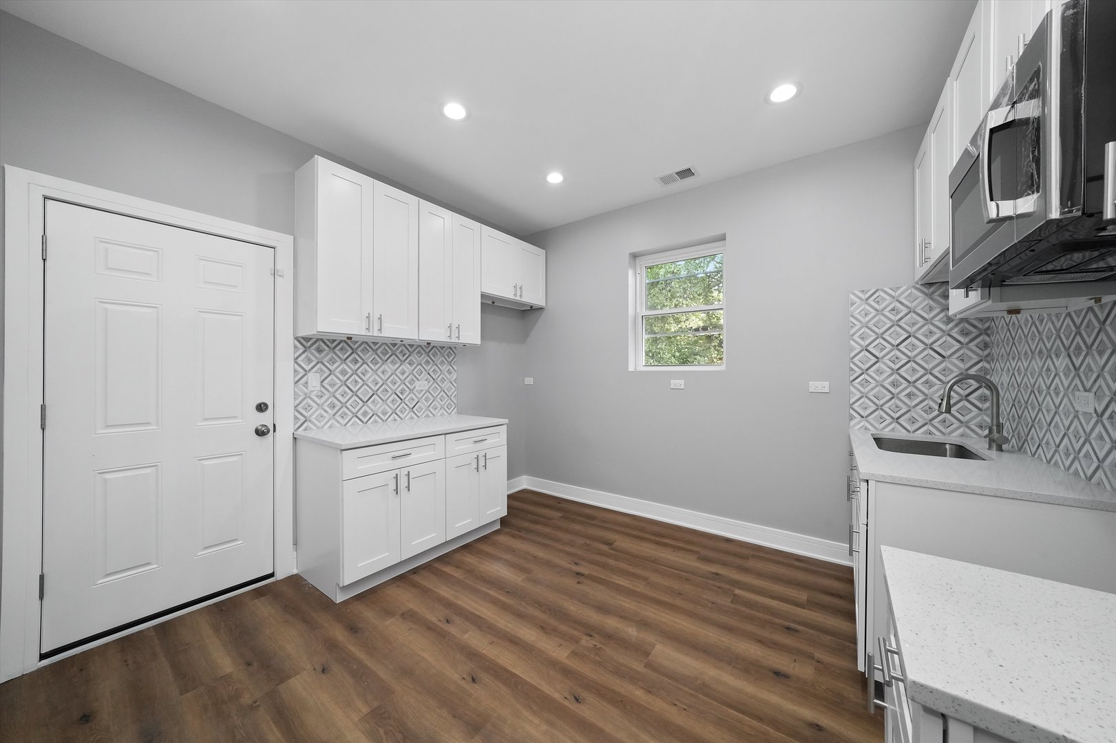 7748 S Marquette Avenue, Chicago, IL 60649