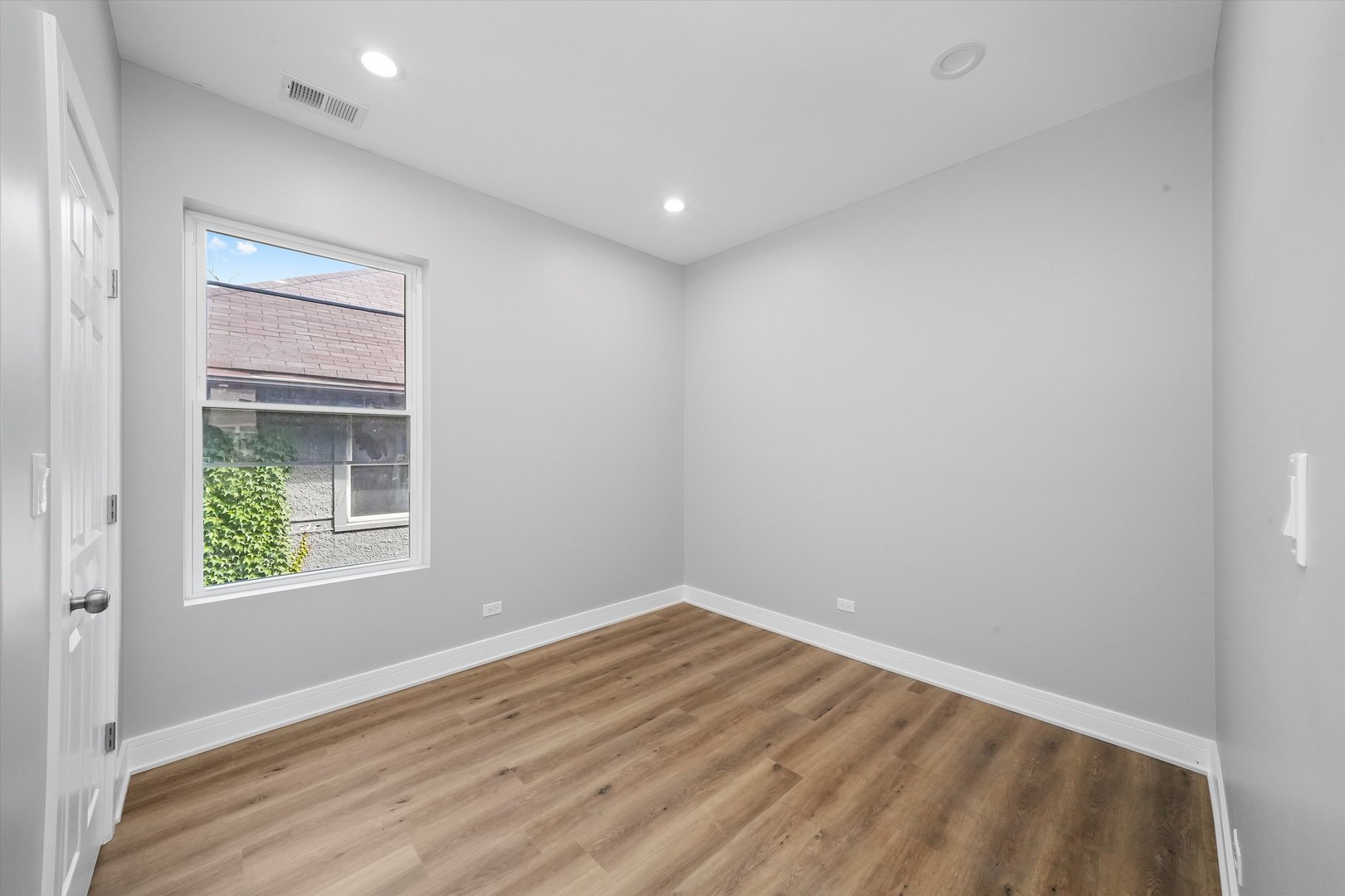 7748 S Marquette Avenue, Chicago, IL 60649