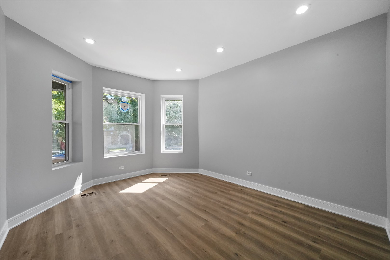 7748 S Marquette Avenue, Chicago, IL 60649