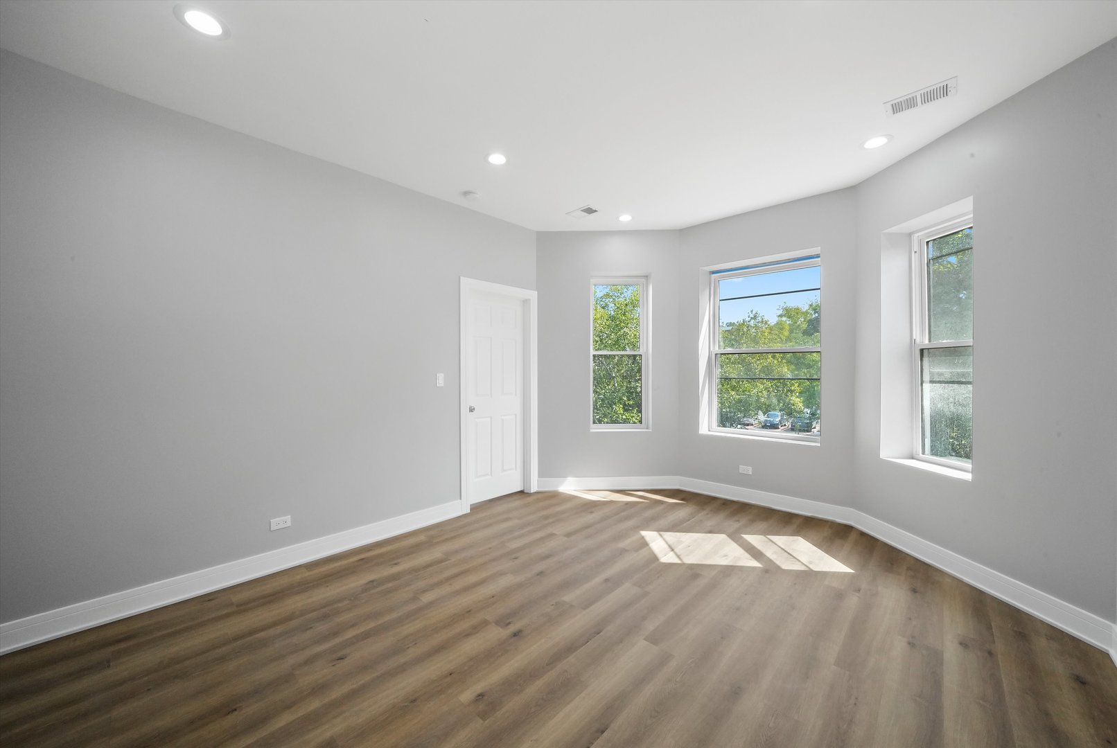 7748 S Marquette Avenue, Chicago, IL 60649