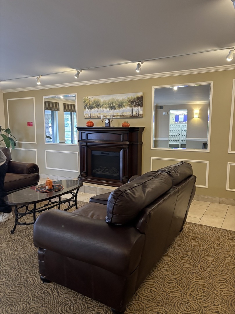 841 N York Street #129, Elmhurst, IL 60126