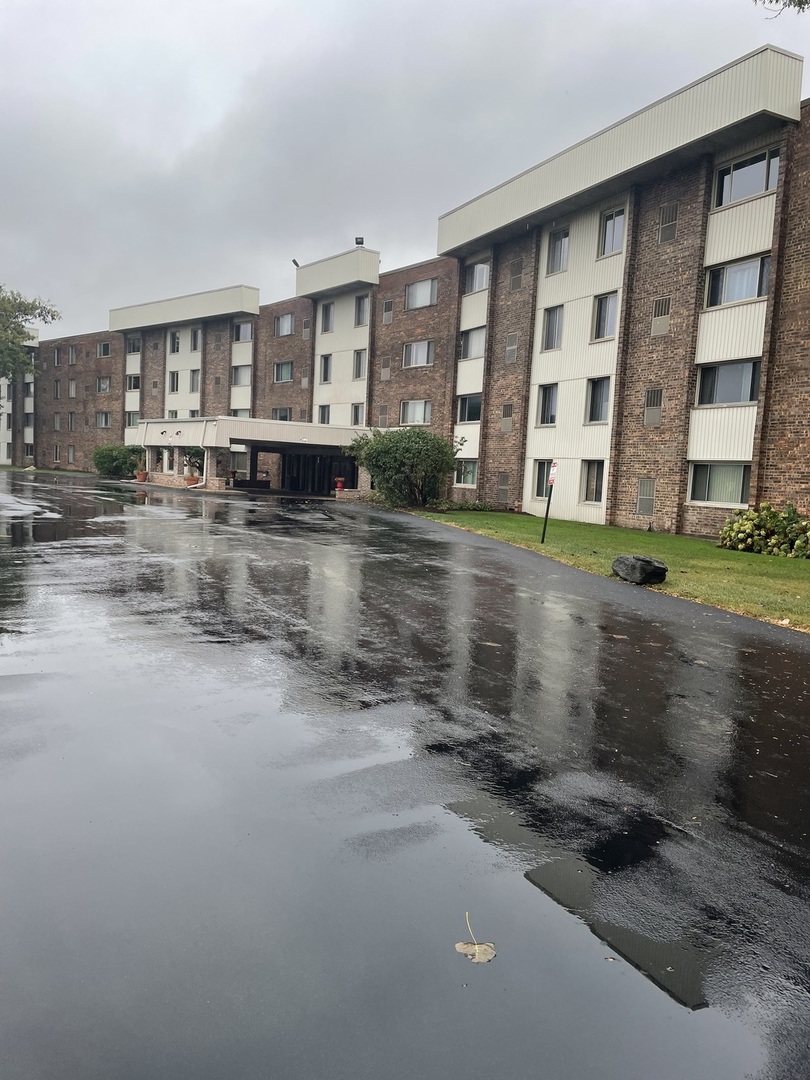 841 N York Street #129, Elmhurst, IL 60126