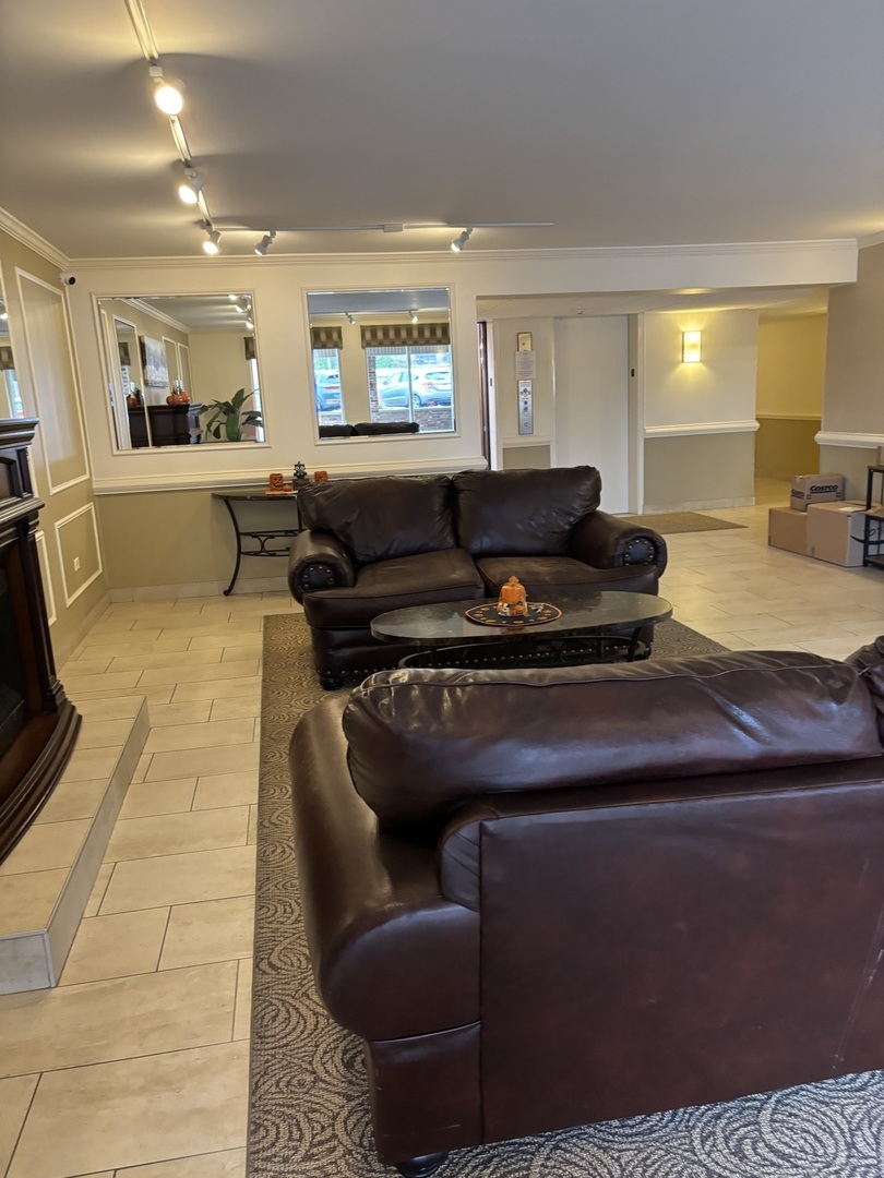 841 N York Street #129, Elmhurst, IL 60126