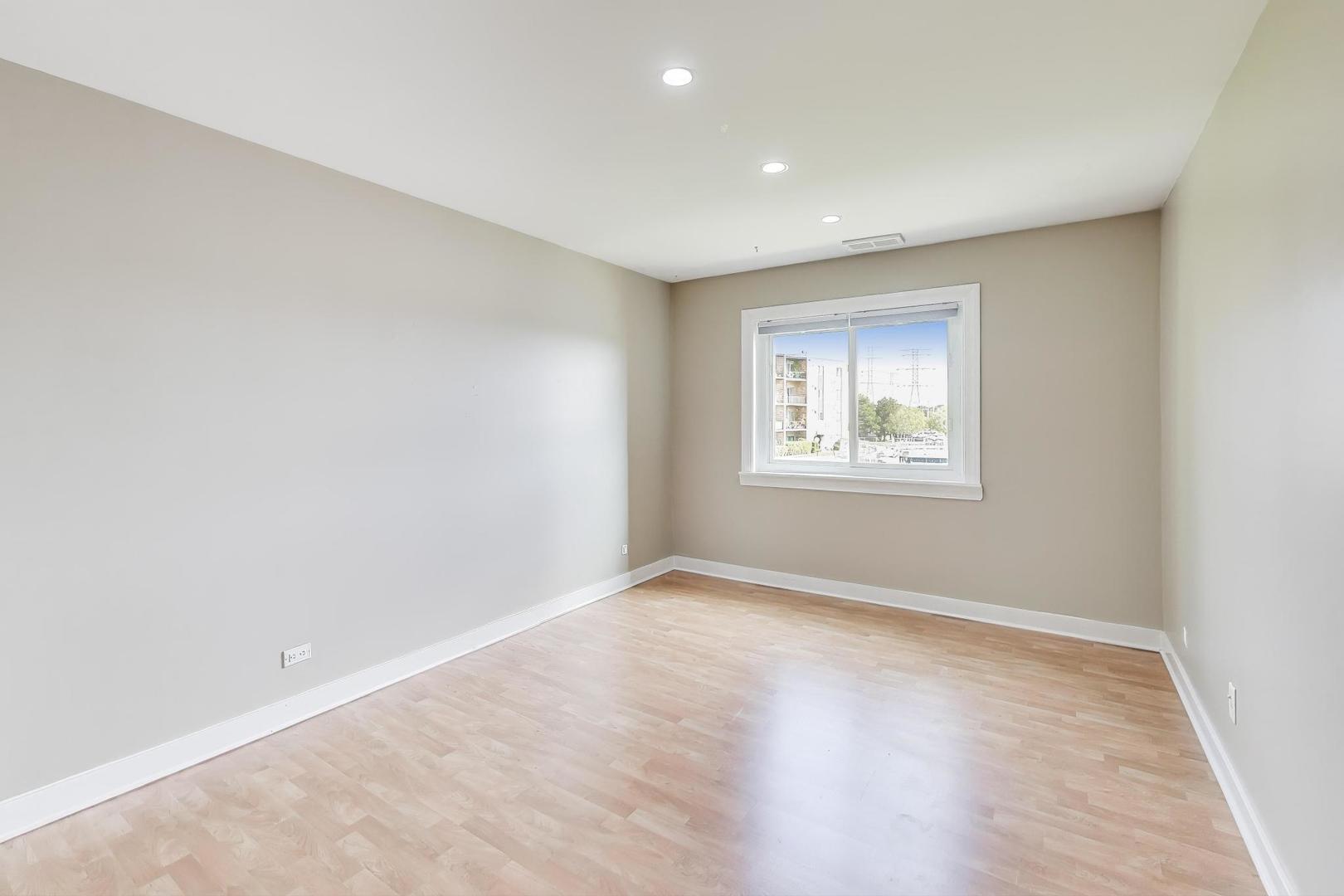 725 W Huntington Commons Road #217, Mount Prospect, IL 60056