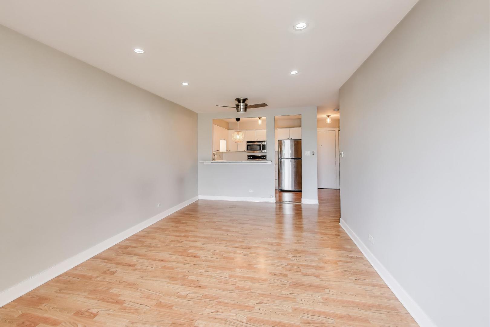 725 W Huntington Commons Road #217, Mount Prospect, IL 60056