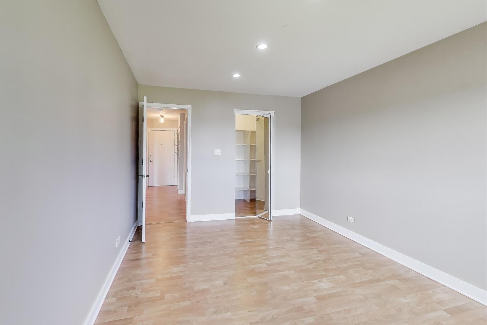 725 W Huntington Commons Road #217, Mount Prospect, IL 60056