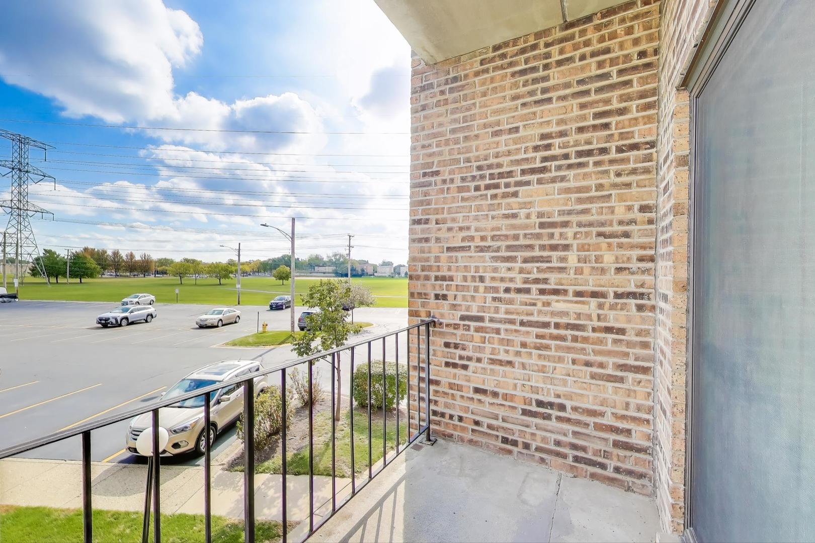 725 W Huntington Commons Road #217, Mount Prospect, IL 60056