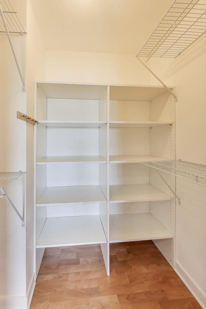 725 W Huntington Commons Road #217, Mount Prospect, IL 60056