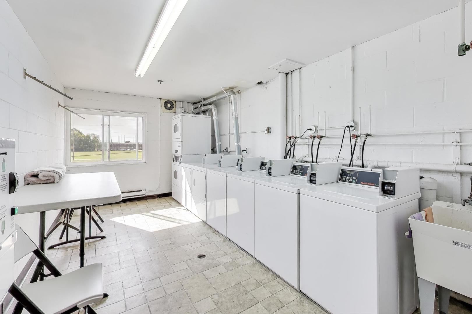 725 W Huntington Commons Road #217, Mount Prospect, IL 60056