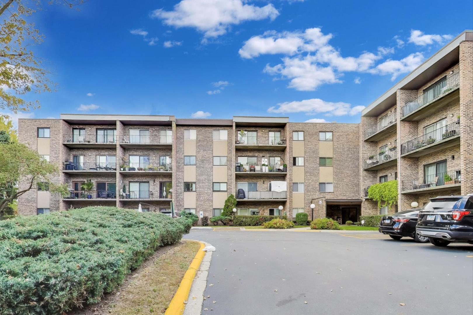 725 W Huntington Commons Road #217, Mount Prospect, IL 60056