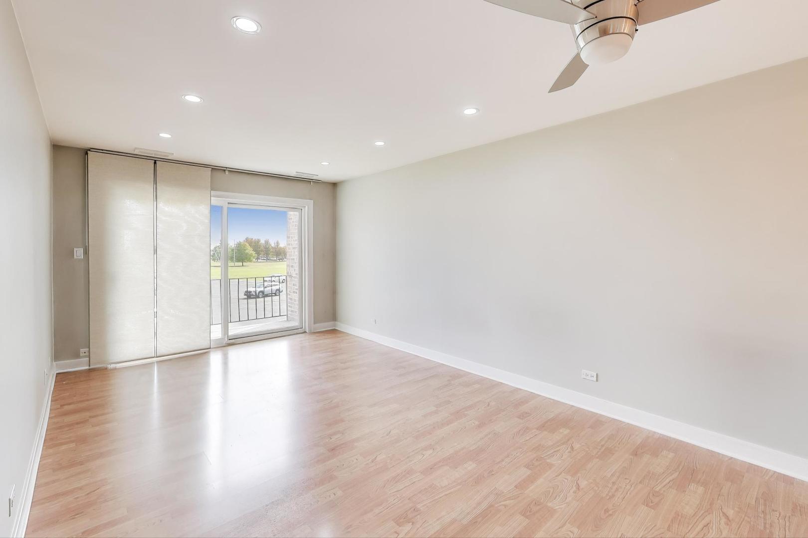 725 W Huntington Commons Road #217, Mount Prospect, IL 60056