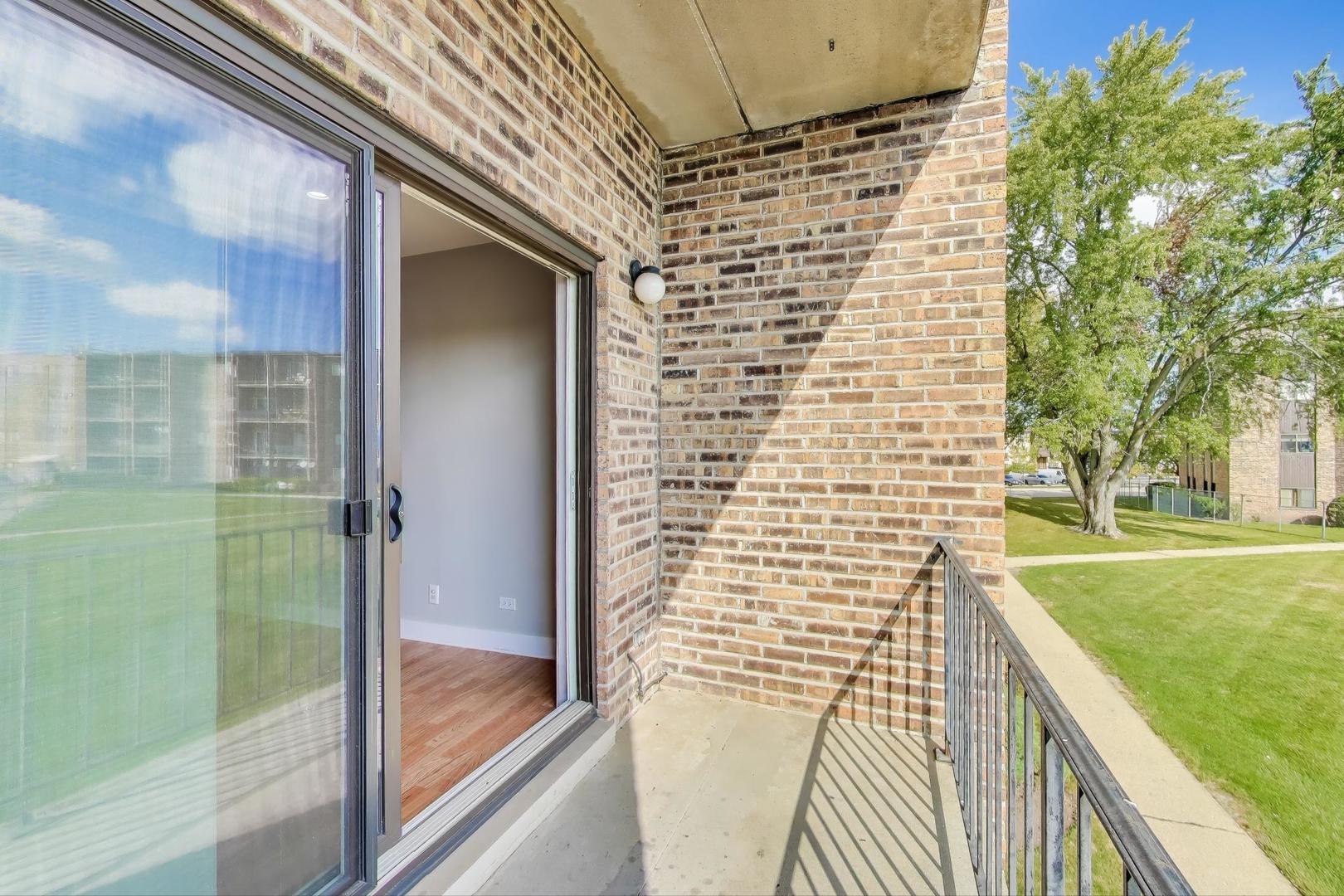 725 W Huntington Commons Road #217, Mount Prospect, IL 60056