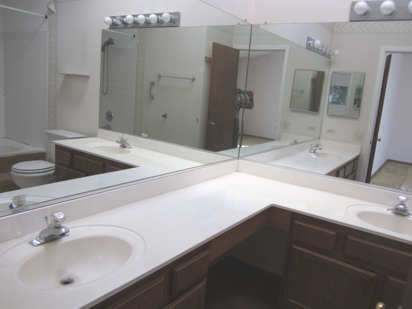 28 N Oltendorf Road, Streamwood, IL 60107