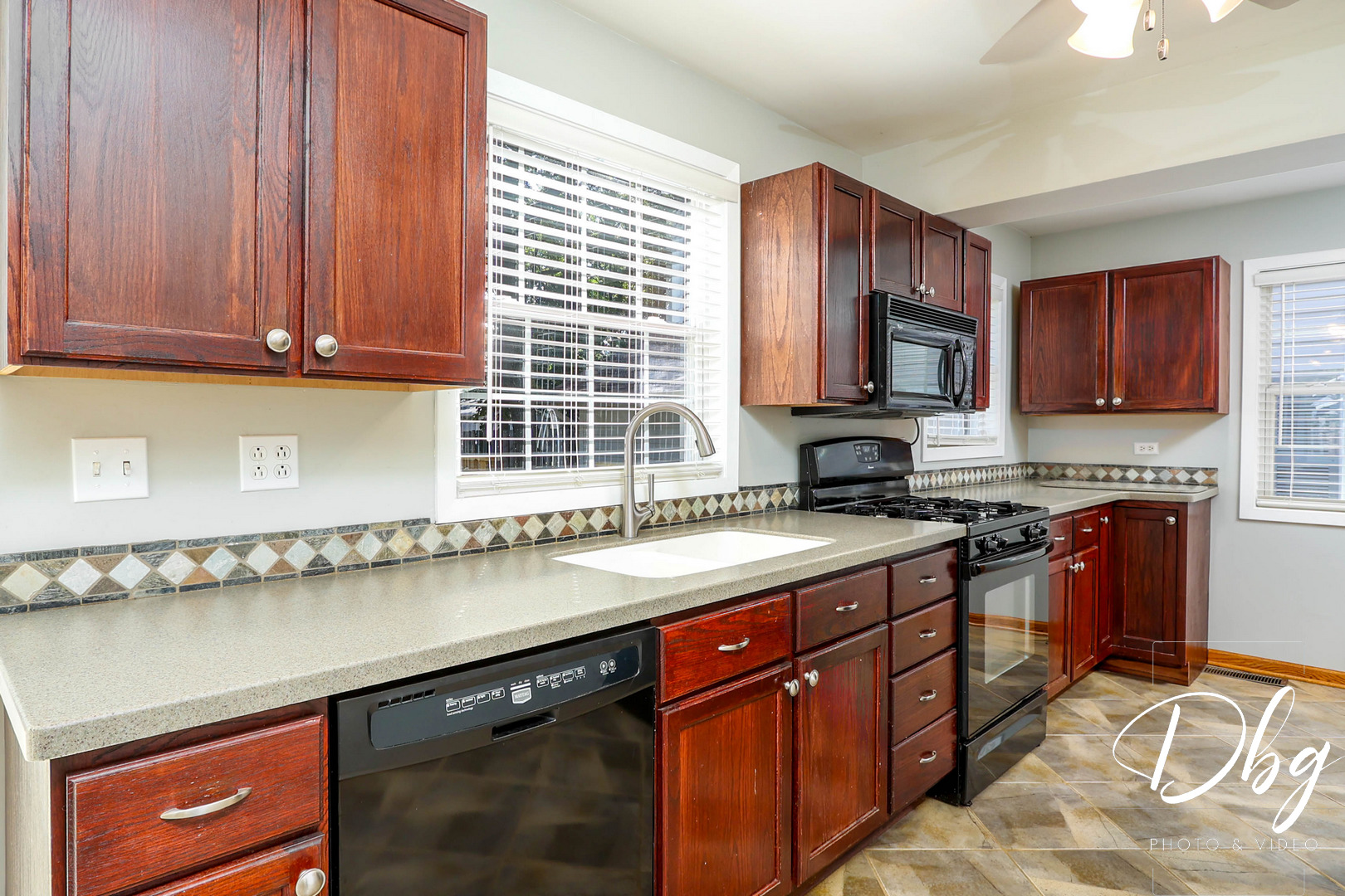 25721 W Lakeview Avenue, Wauconda, IL 60084