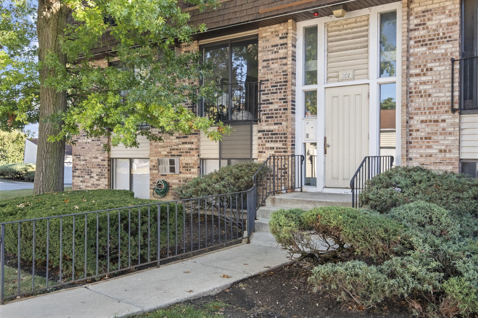 201 N Waters Edge Drive #302, Glendale Heights, IL 60139