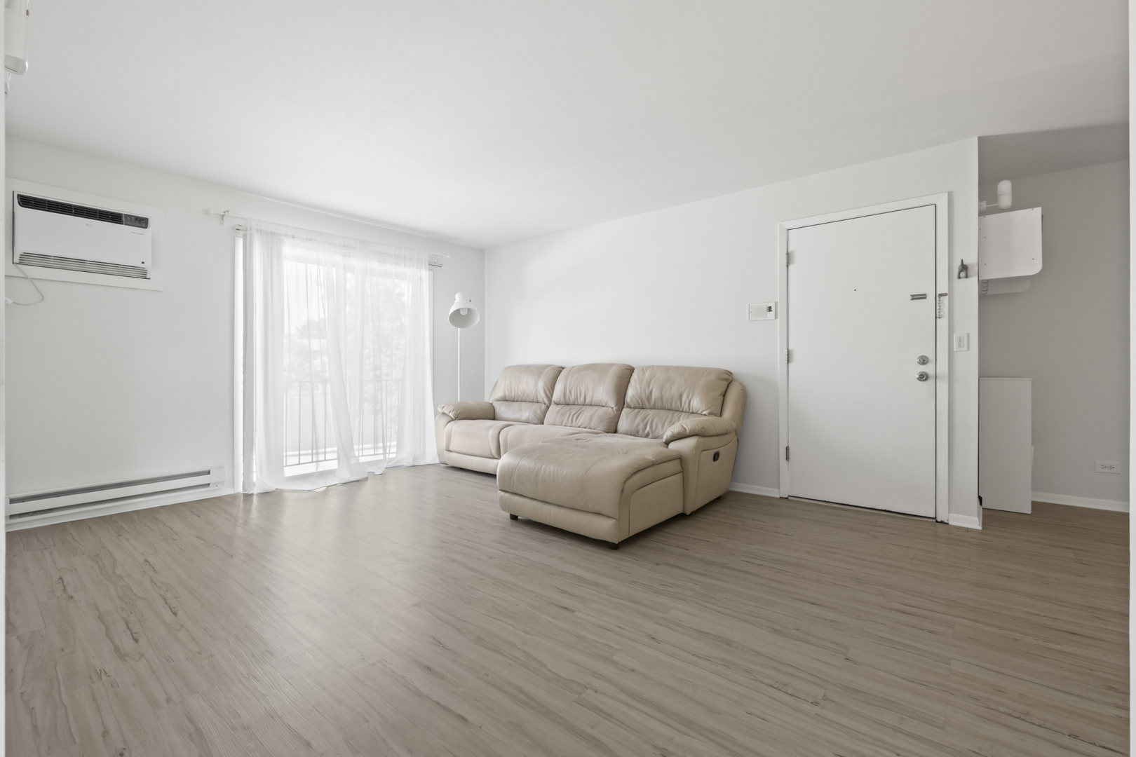 201 N Waters Edge Drive #302, Glendale Heights, IL 60139