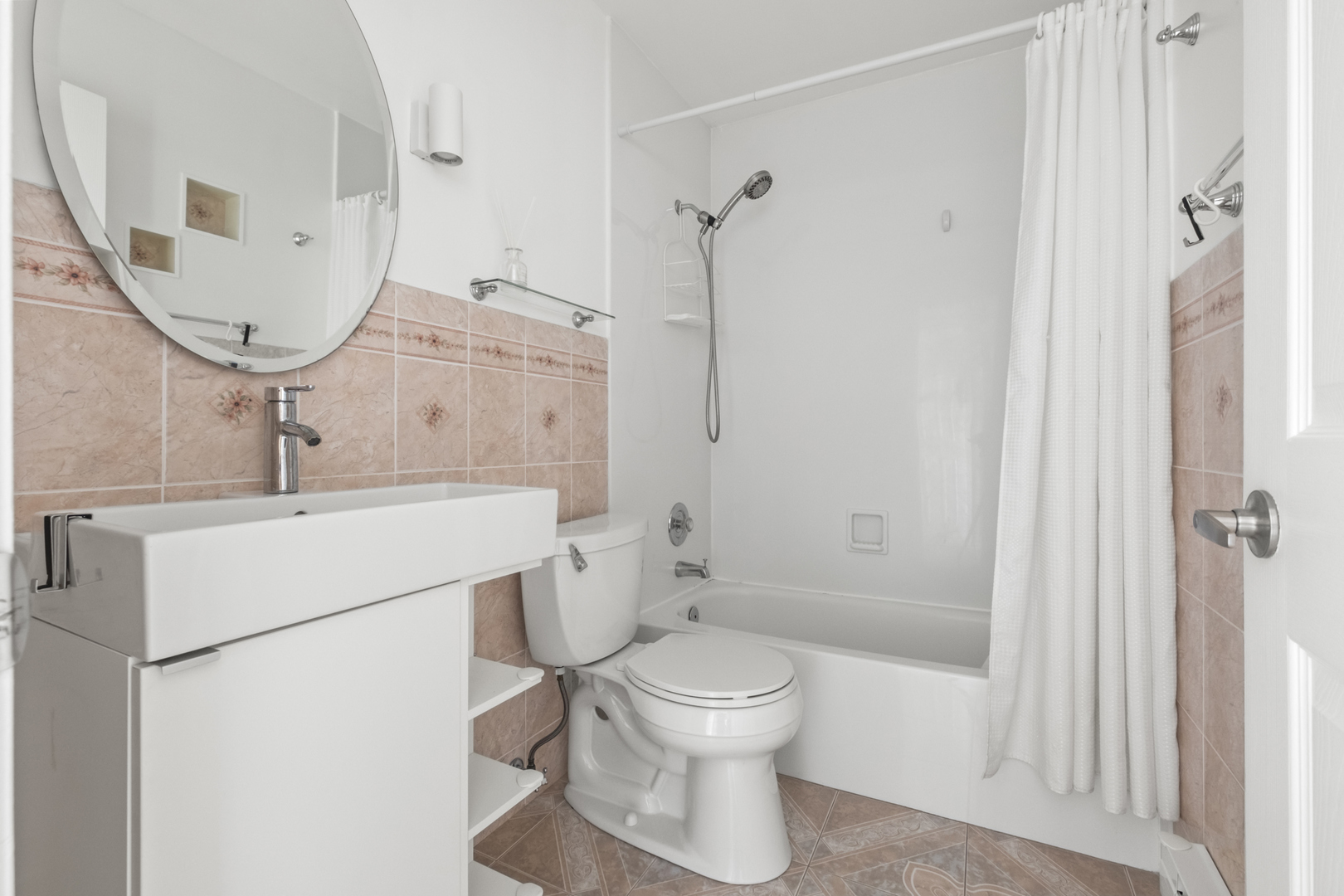 201 N Waters Edge Drive #302, Glendale Heights, IL 60139