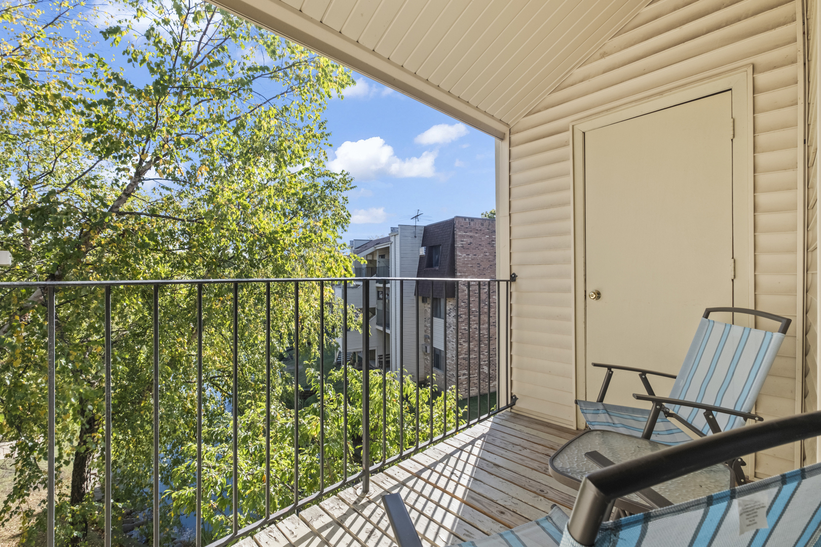 201 N Waters Edge Drive #302, Glendale Heights, IL 60139
