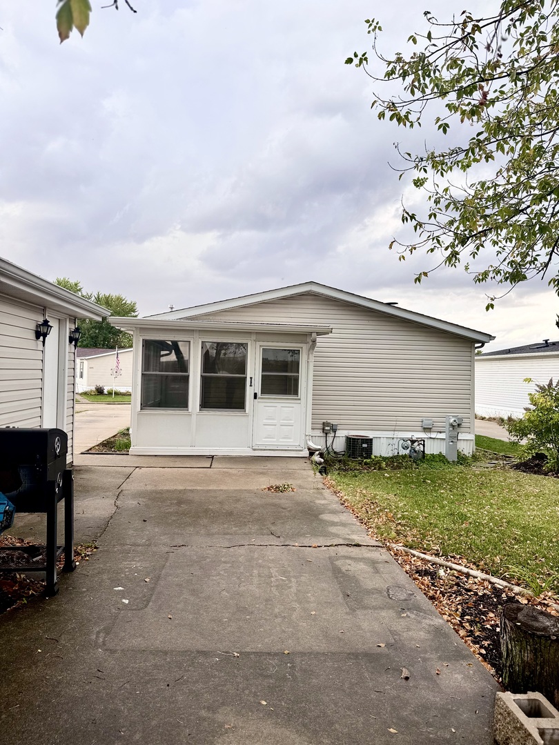 1022 S 10th Street, DeKalb, IL 60115