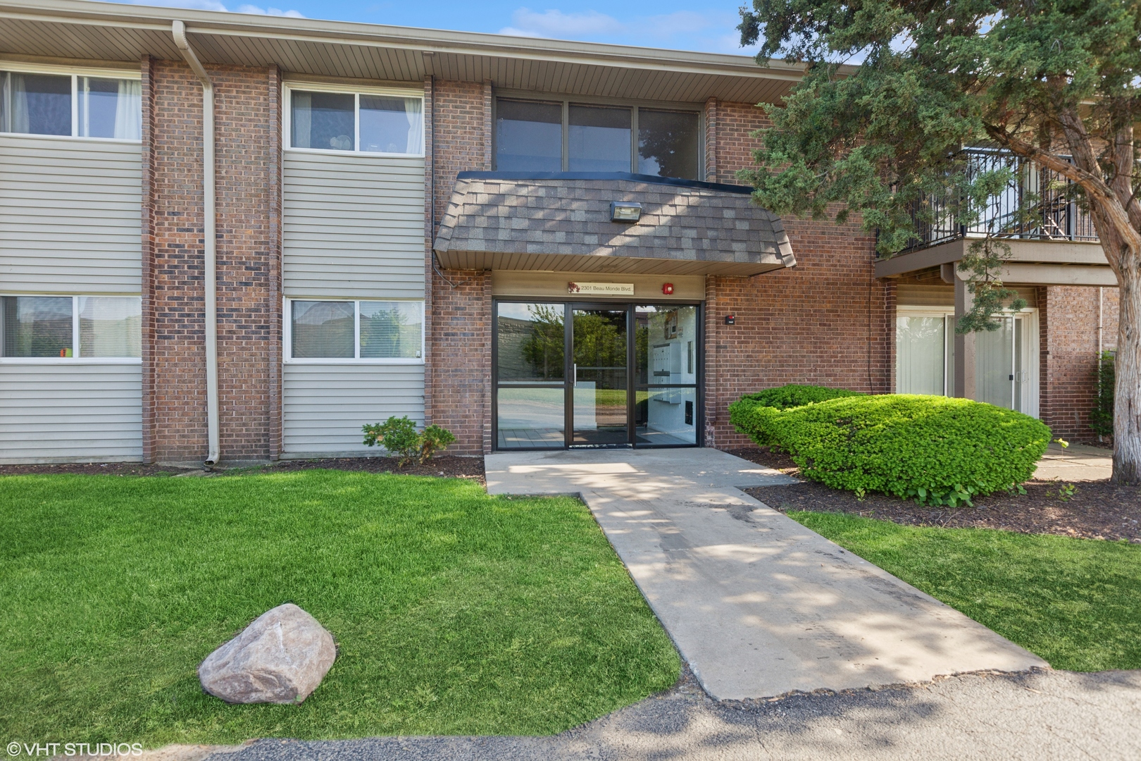 2301 BEAU MONDE Boulevard #106, Lisle, IL 60532