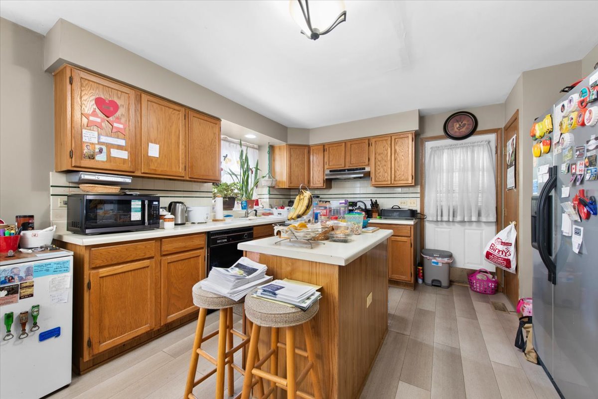 210 Hickory Oak Drive, Bolingbrook, IL 60490