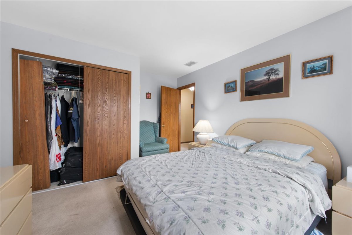 210 Hickory Oak Drive, Bolingbrook, IL 60490