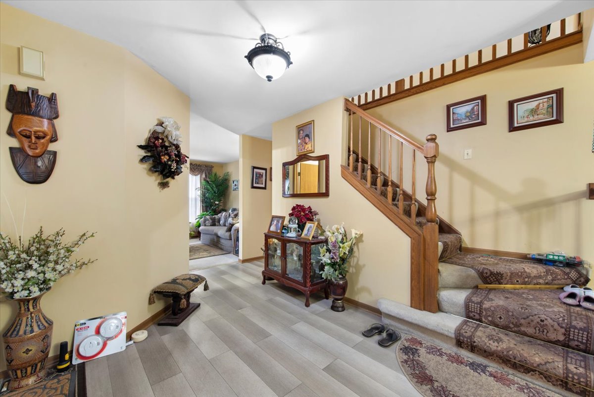 210 Hickory Oak Drive, Bolingbrook, IL 60490