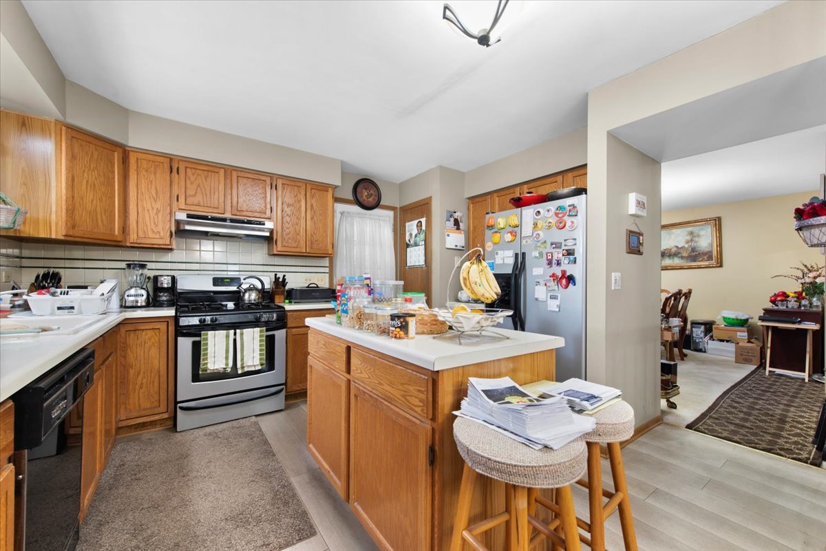 210 Hickory Oak Drive, Bolingbrook, IL 60490