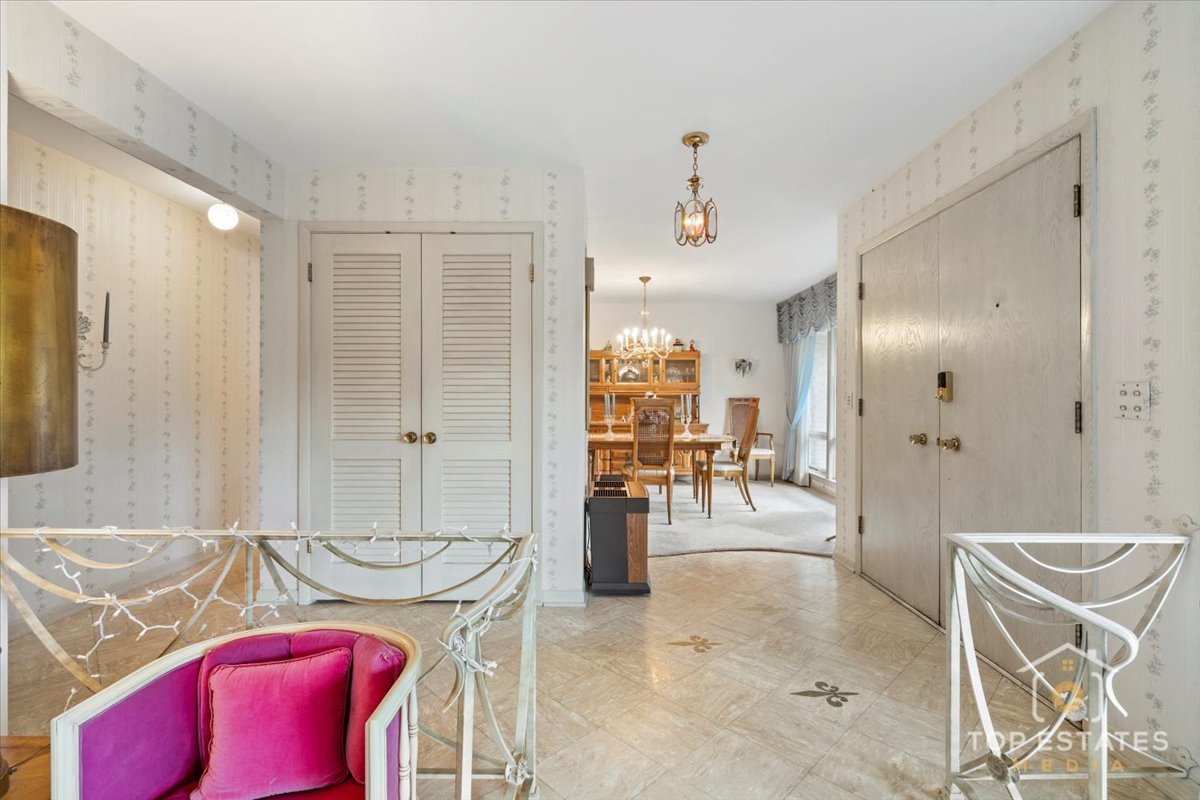 980 Apple Creek Lane, Des Plaines, IL 60016