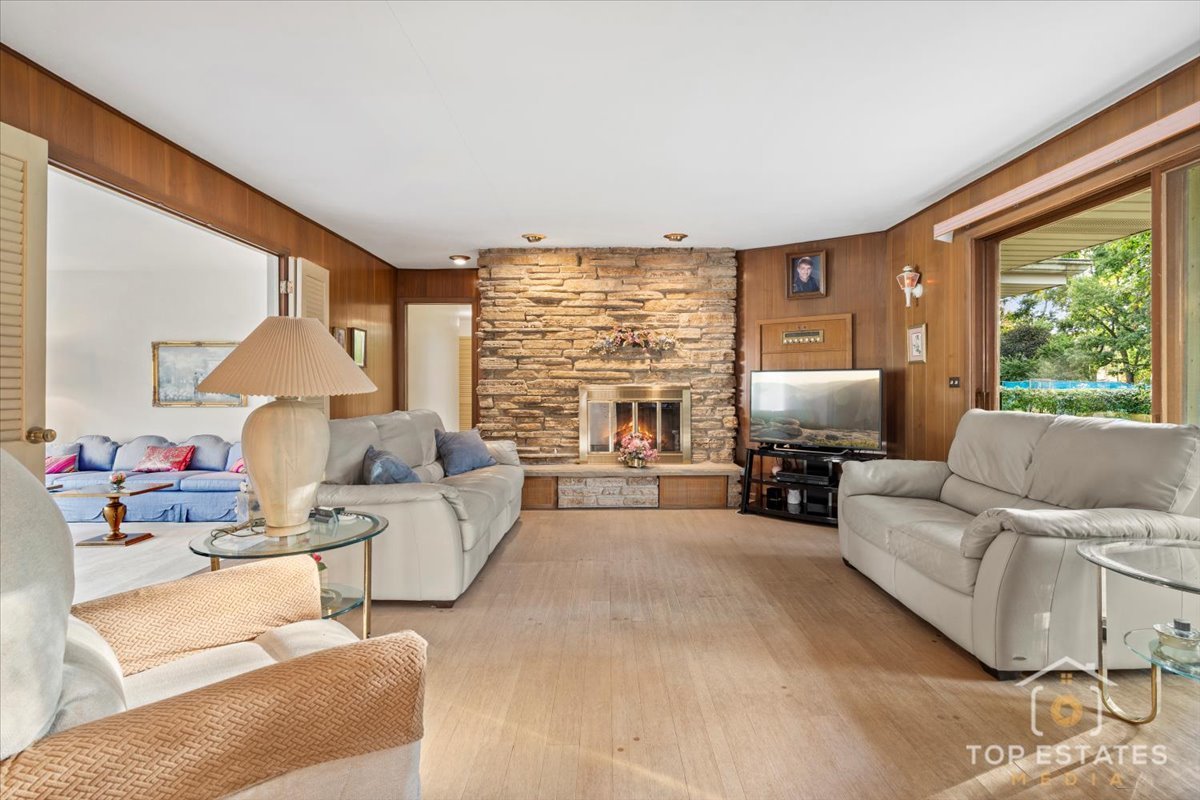 980 Apple Creek Lane, Des Plaines, IL 60016