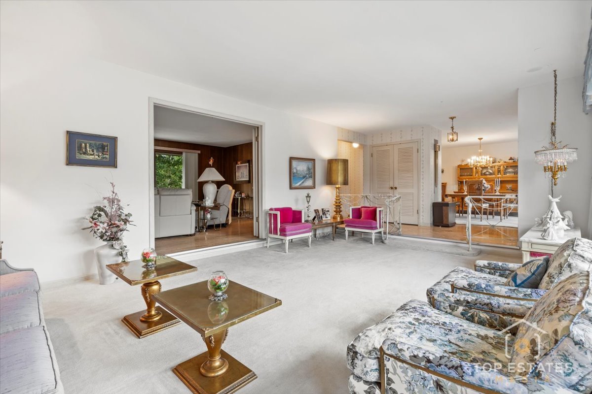 980 Apple Creek Lane, Des Plaines, IL 60016