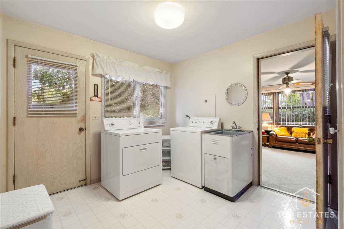 980 Apple Creek Lane, Des Plaines, IL 60016